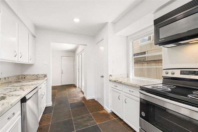 Building Photo - 4406 Basswood Ln