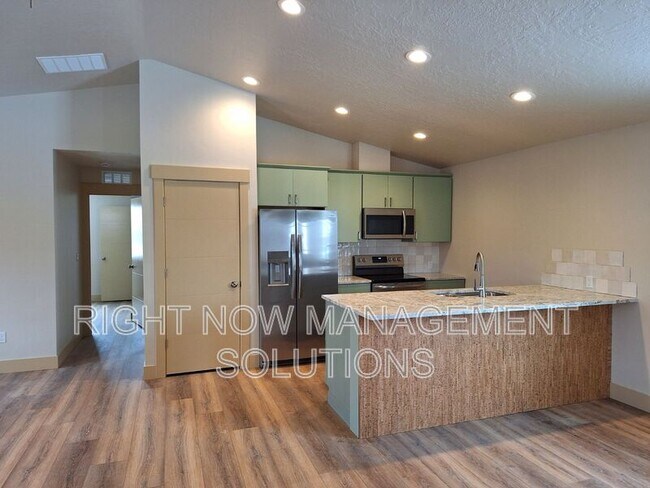 Building Photo - 702 Smith Ave