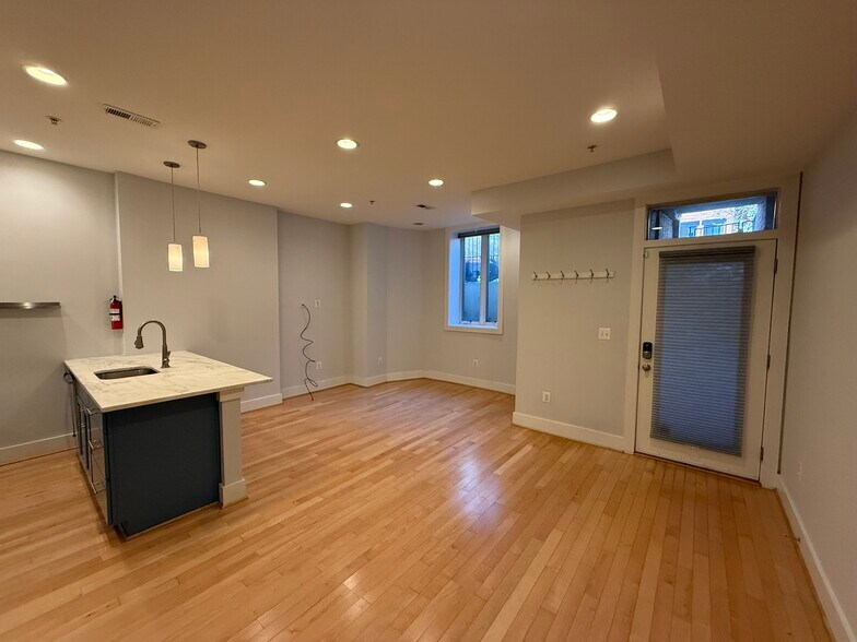 Building Photo - 1854 Mintwood Pl NW