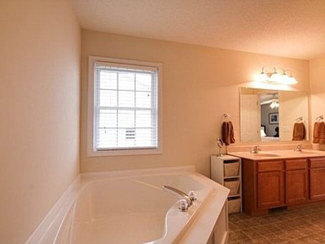 Building Photo - Spacious home with 5 bedrooms and 3 full b...