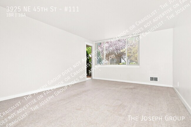 Building Photo - 3925 NE 45th St