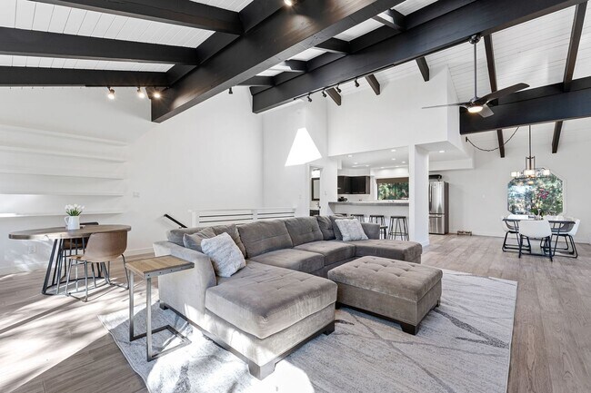 Building Photo - 3 Bed 2 Bath Seasonal Rental