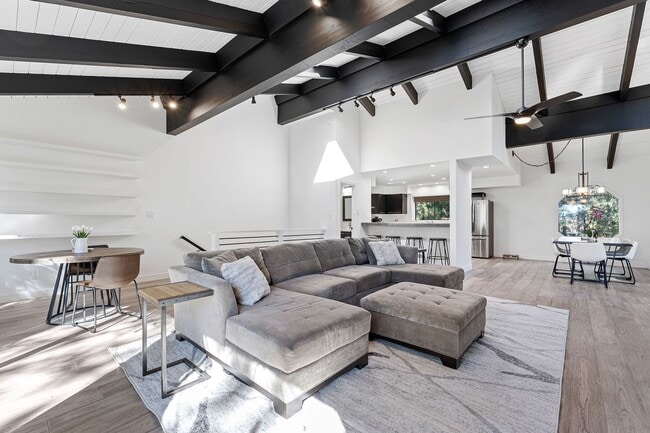 Building Photo - Beautifully Remodeled 3 bed, 3 baths 2 Car Garage