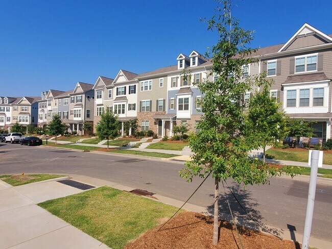 Building Photo - 2 bedroom town home next to Light Rail off...