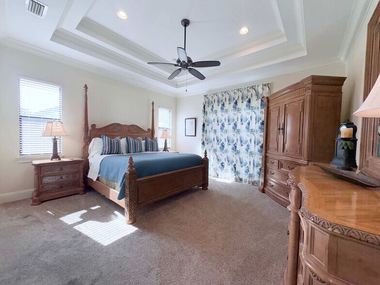 Building Photo - 715 102nd Ave N