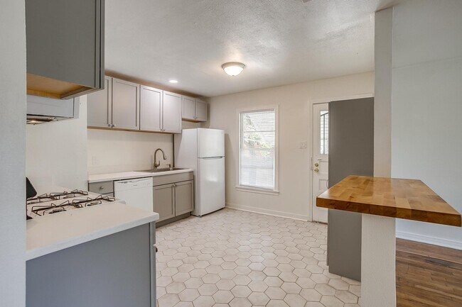 Building Photo - 3647 Washburn Ave