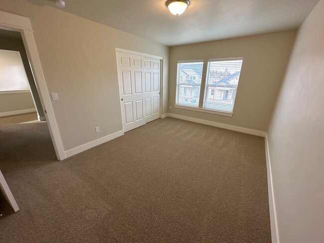 Building Photo - Newer SE Bend House w/A/C, 3 Bdrms, 2.5 Baths, 2160 Sq Ft, EVO OUTLET, Access to Pool, Dbl Garage
