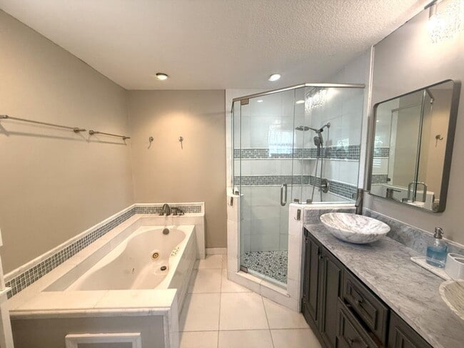 Building Photo - 3250 Lakeview Blvd