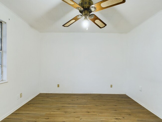 Building Photo - 100 NW Hills Dr