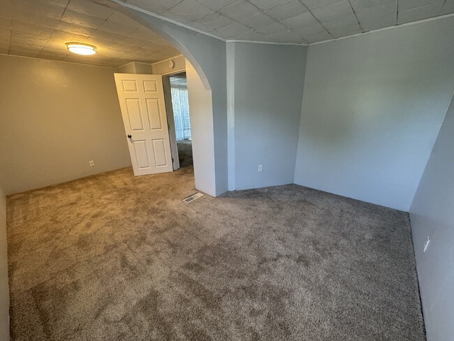 Building Photo - "Your Own Little Hideaway" — Private 2 Bed Home with Balcony & Yard