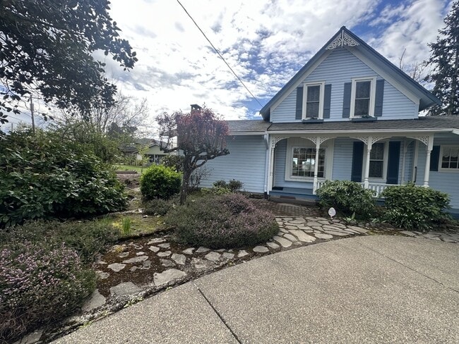 Building Photo - 795 E College St