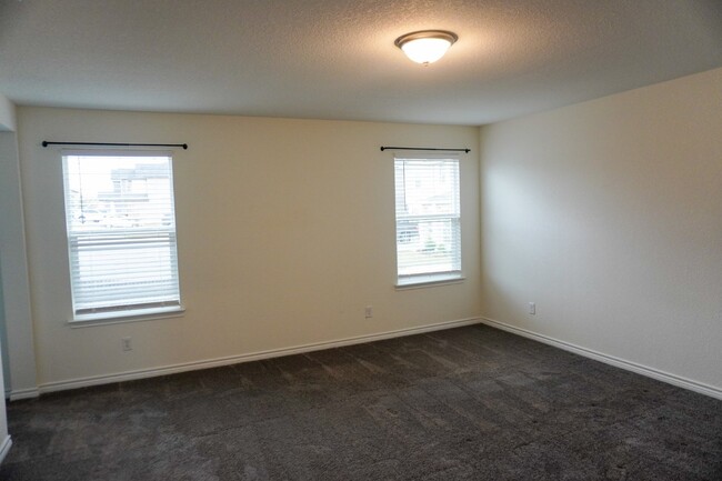 Building Photo - Feels Like New, 3 Bedroom in Champions Manor