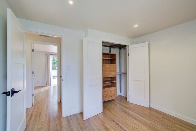 Building Photo - 3Bd/1.75Ba Bellevue House