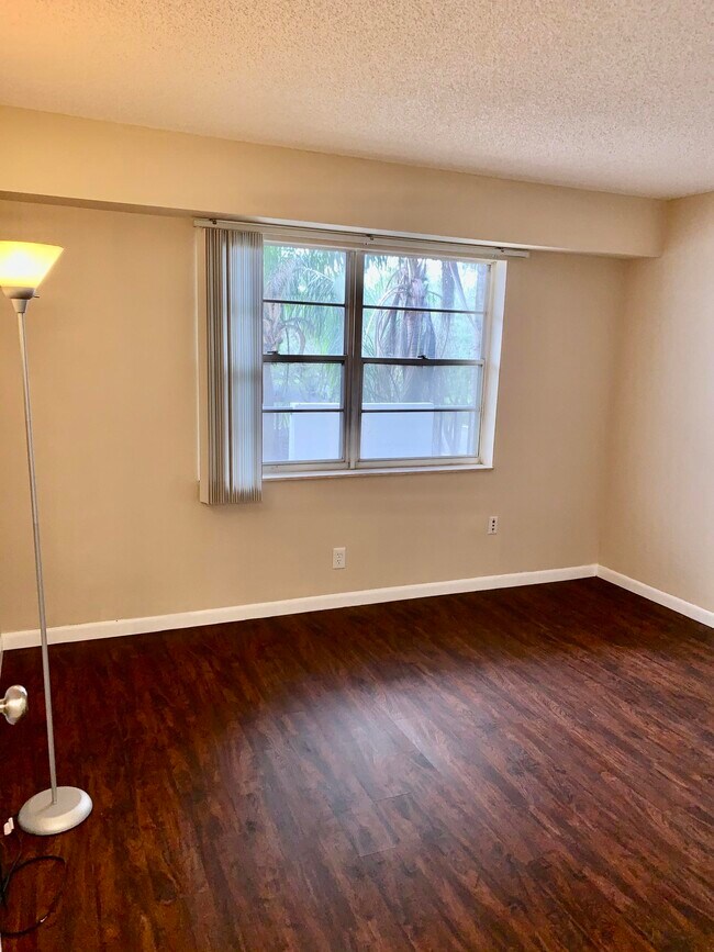 Building Photo - 3100 W Rolling Hills Cir