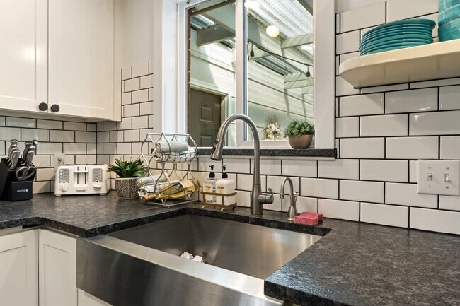 Building Photo - 3413 W Sunset Ave