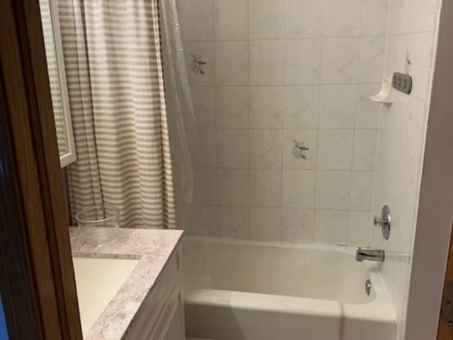 Building Photo - 915 E Oakton St