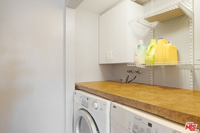 Building Photo - Furnished 3 Bed in Indian Canyon Villas