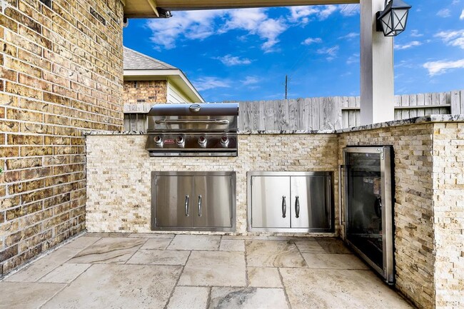 Building Photo - 24622 Royal Pike Dr