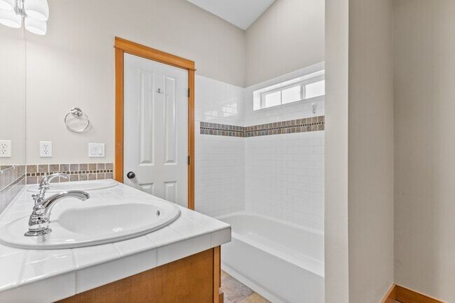 Building Photo - BEAUTIFUL Urban Townhome in Coveted West S...