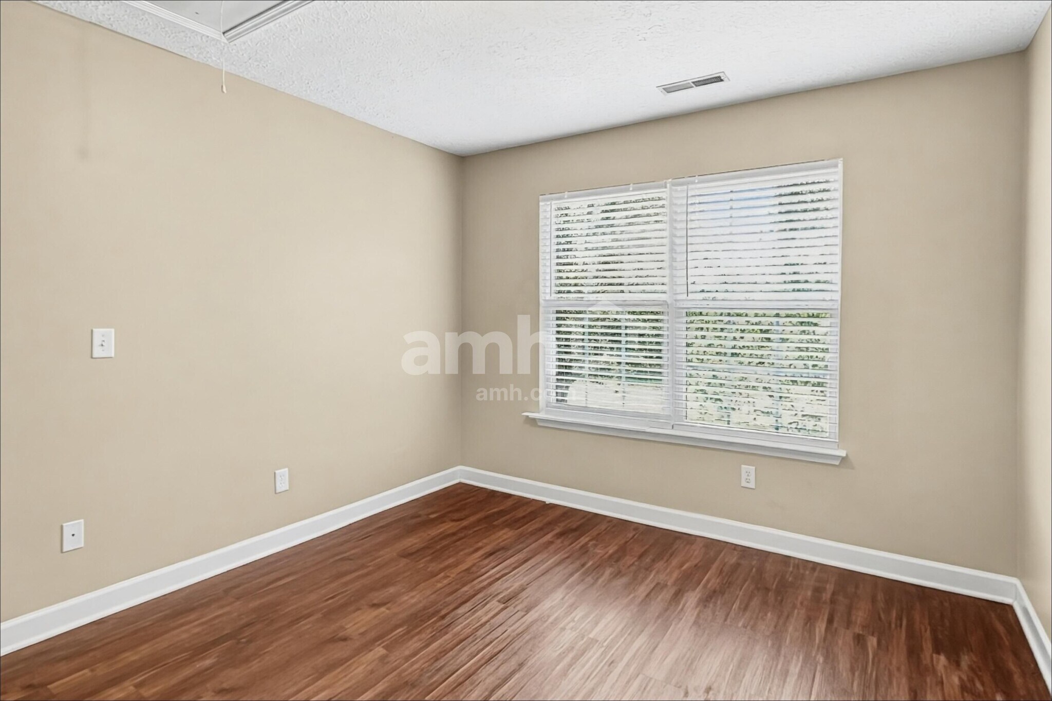 Building Photo - 8028 Meadowview Ln