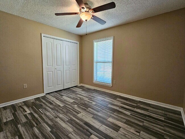 Building Photo - 4BR/2BA Single Family Home in Quiet Neighborhood