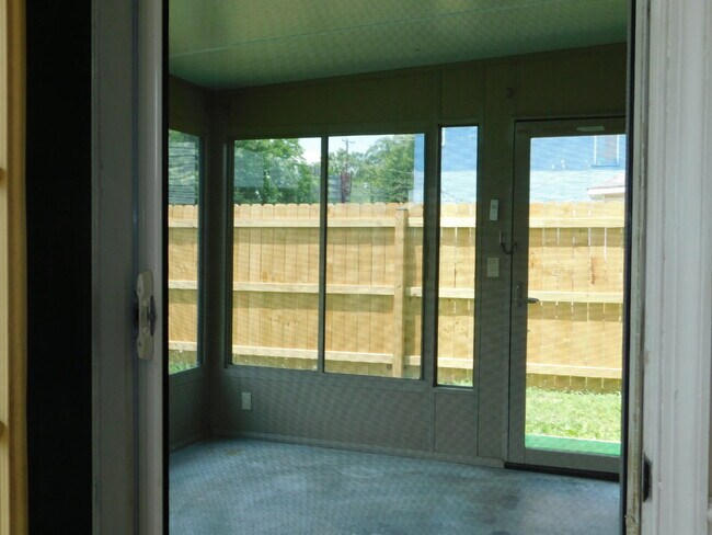 Building Photo - "Spacious 4-Bedroom Gem on Hughart Street with 2.5 Bathrooms and 2108 Sq. Ft. of Comfort!"