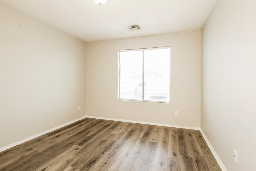Building Photo - 7907 S 50th Ln
