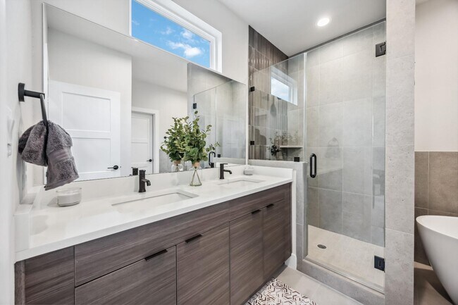 Building Photo - 303 Charlock St