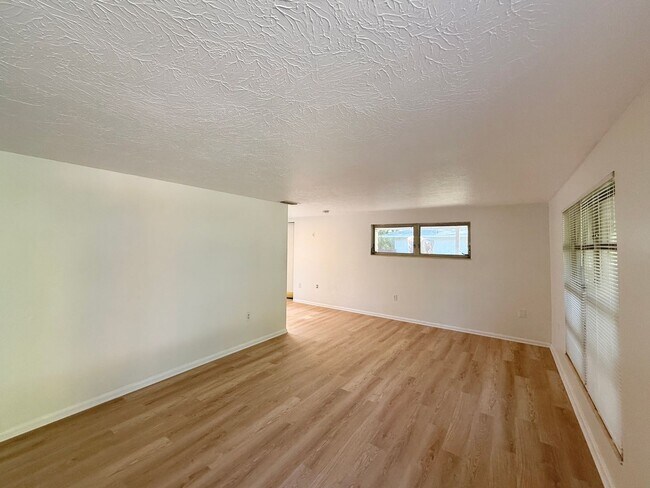 Building Photo - Close to Siesta Key Beach! 2 Bedroom Home