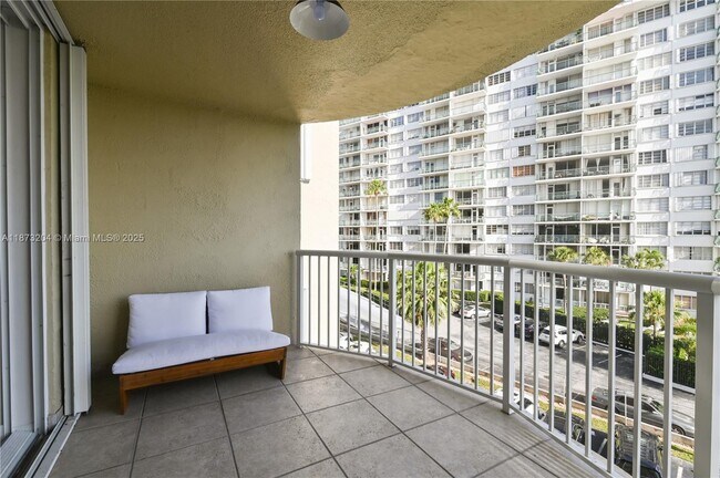 Building Photo - 1420 Brickell Bay Dr