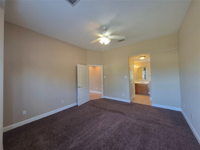 Building Photo - 8800 Hazelhurst Dr