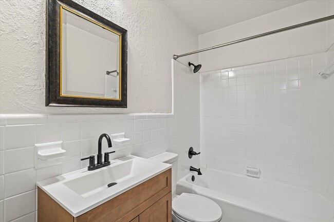 Building Photo - CHARMING MIDTOWN COTTAGE with Updated Kitchen