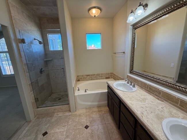 Building Photo - Beautiful Camarillo Townhome
