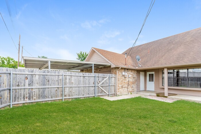 Building Photo - 11825 Hickory Garden Dr