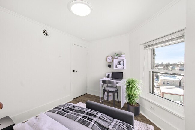 Building Photo - 1919 W Chicago Ave