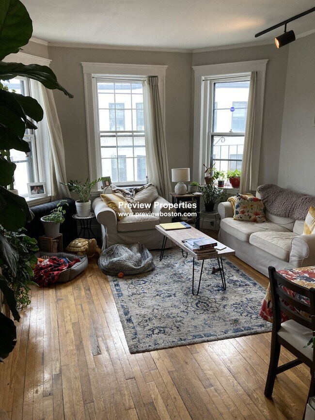 Primary Photo - 1572 Commonwealth Ave