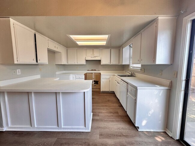 Building Photo - 2 Bedroom, 2 Bathroom Unit in Quiet Cul-de...