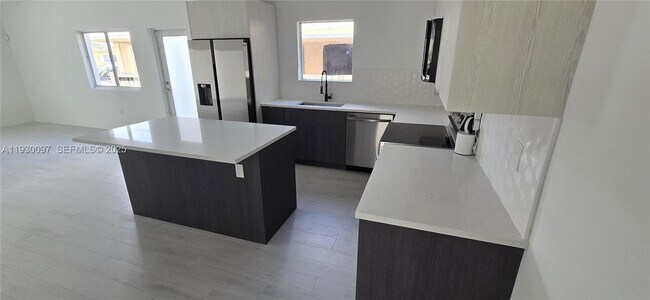 Building Photo - 6821 NW 6th Ct