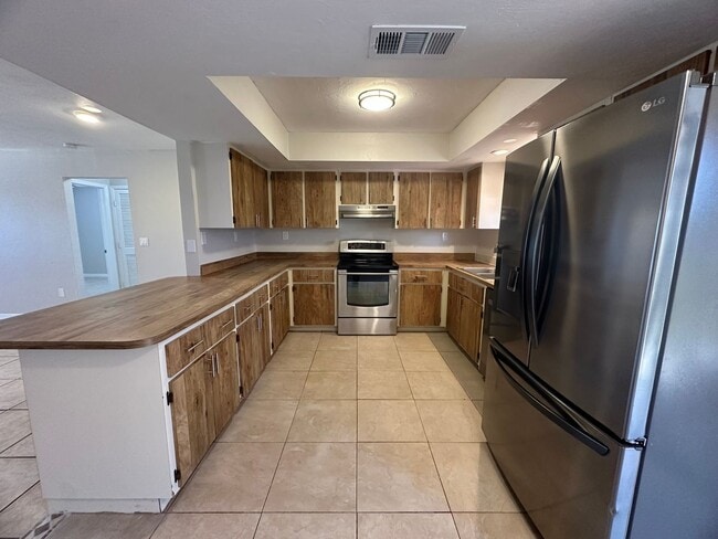 Building Photo - Fenced 3/2 with Screened Lanai in NE Cape Coral