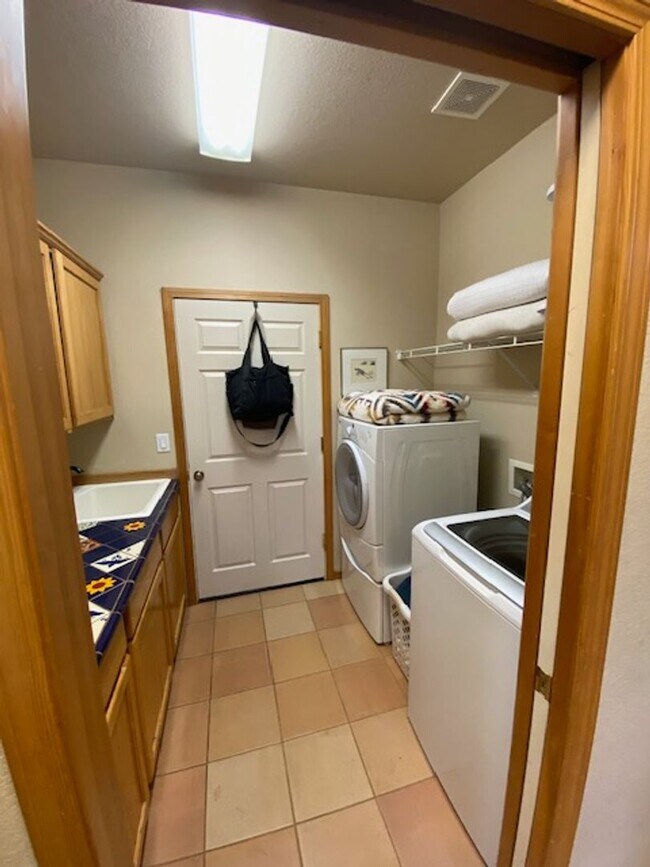 Building Photo - Beautiful Home in NE Bend