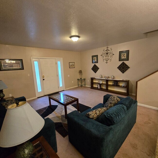 Building Photo - 2/1.5 Townhouse with Water, Trash, Sewer, ...