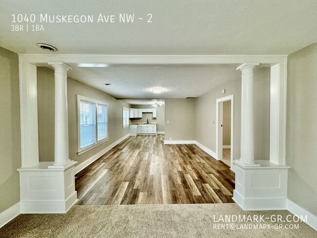 Building Photo - AVAIL NOW!! Newly renovated upper 3 bed / ...