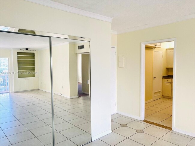 Building Photo - 400 Kings Point Dr