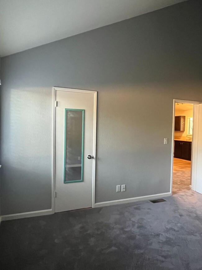 Building Photo - Rare 2 Bedroom/1.5 Bathroom Condo for Rent...