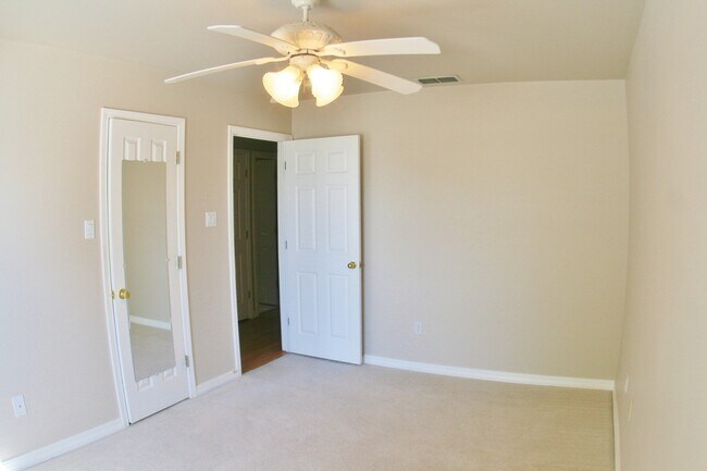 Building Photo - 4 Bed Home, 3 Car Garage! Zia School Distr...