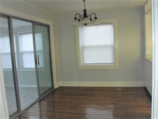 Building Photo - THIS COULD BE YOUR NEW HOME, BUSINESS, OR BOTH!