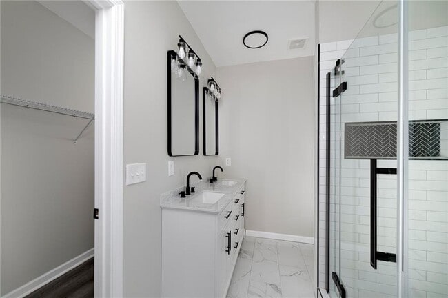 Building Photo - 944 Woodland Ave SE