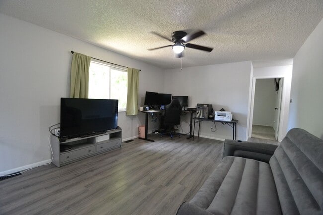 Building Photo - Newly Remodeled 4 Bedroom with AC!