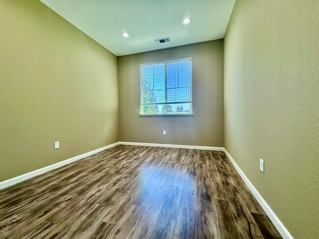 Building Photo - 6576 S Mariposa Ct