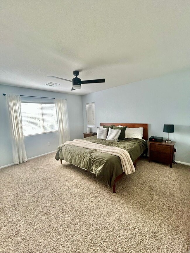 Building Photo - Beautiful 2 story home in Mountain’s Edge